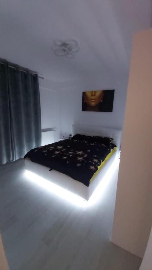 Astoria Apartament'S Navodari Bagian luar foto